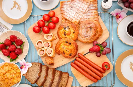 Breakfast spread 682 087