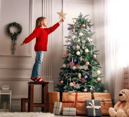 Decorating the tree 130 032