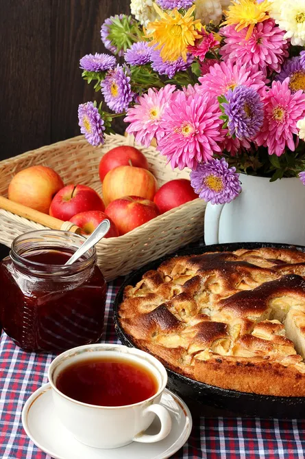 Flowers apples and pie 682 245