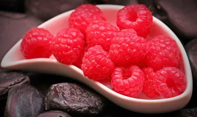 Raspberries in bowl