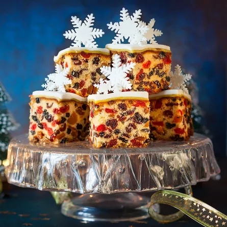 Snowflake cake with berries