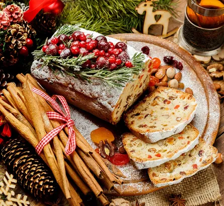 Fruitcake and berries 682 289