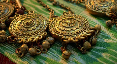 Golden necklaces 158 056