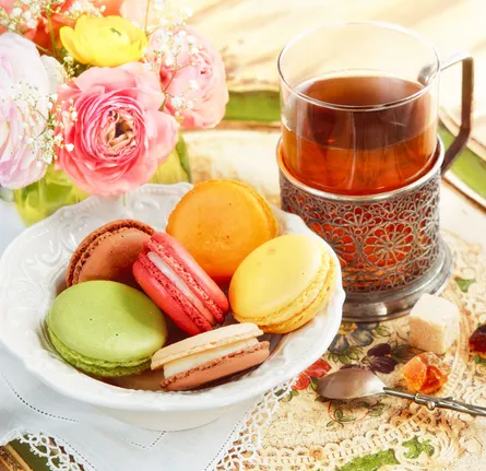 Macaroons and tea 682 437