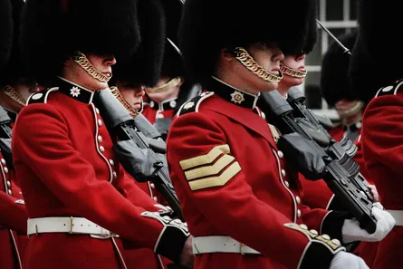 Queens guards 130 082