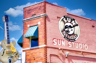 Sung studio, guitar, sign