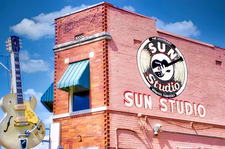 Sung studio, guitar, sign